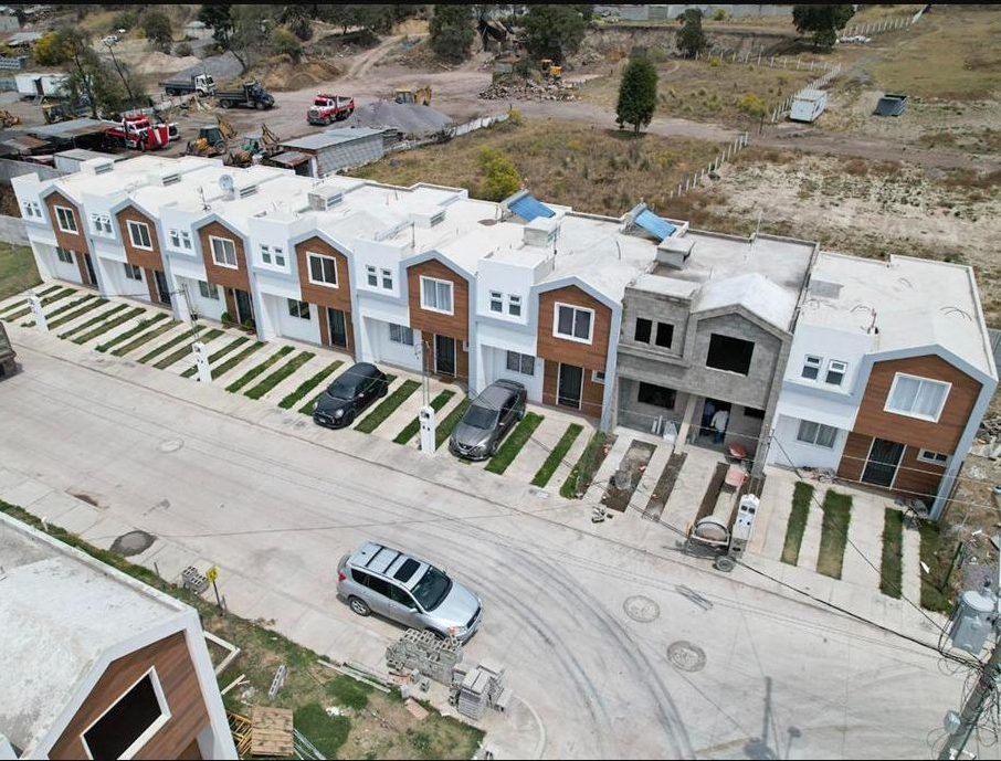 Foto aérea real de la primera fila de casas terminadas